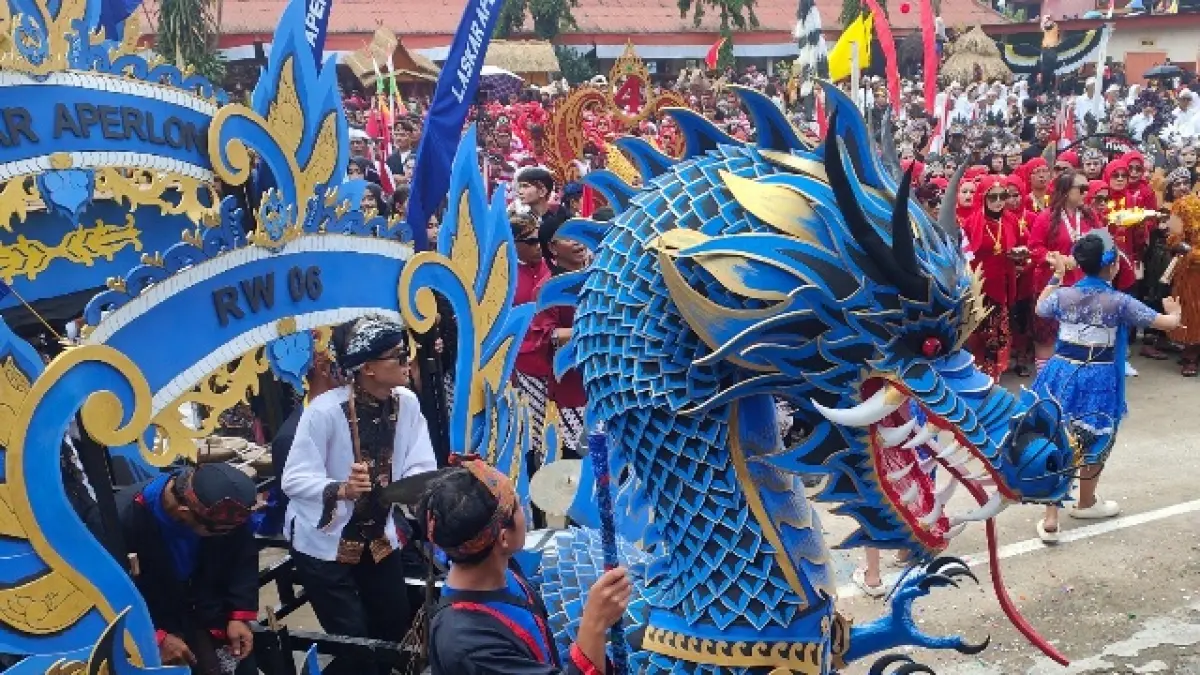 Warga Desa Selokromo menampilkan berbagai atraksi dalam karnaval yang berlangsung Minggu (23/8/2026). (Istimewa)