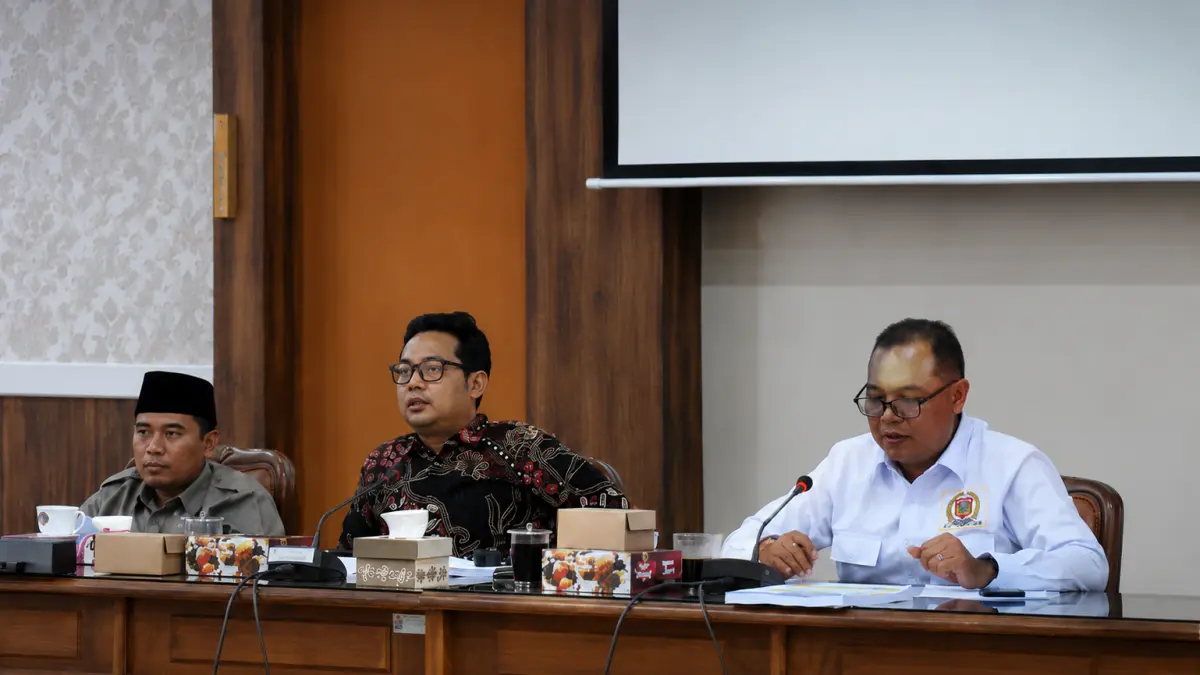 Doni Hermanto saat tengah memimpin jalannya publik hearing untuk proses pembentukan raperda Perlindungan Lansia dan Pengelolaan Sampah di gedung banggar. (Istimewa)