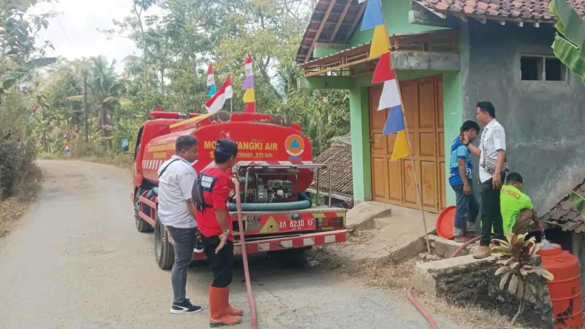 Warga Desa Trimulyo Kecamatan Wadaslintang menerima bantuan droping air dari BPBD Wonosobo. (Dok BPBD Wonosobo)