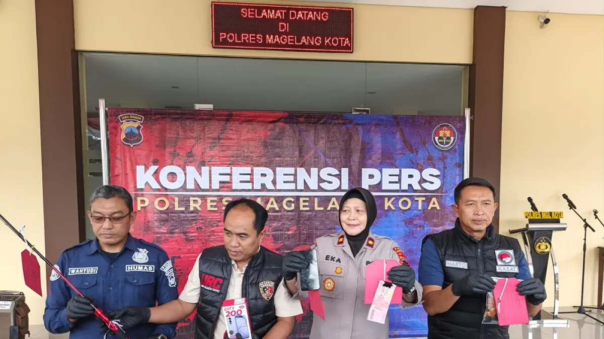 Kasat Reskrim Polres Magelang Kota AKP Iwan Kristiana menunjukkan barang bukti kasus curanmor di Coffee Shop Magelang Selatan. (ROFIK SYARIF/ JAWA POS RADAR MAGELANG)
