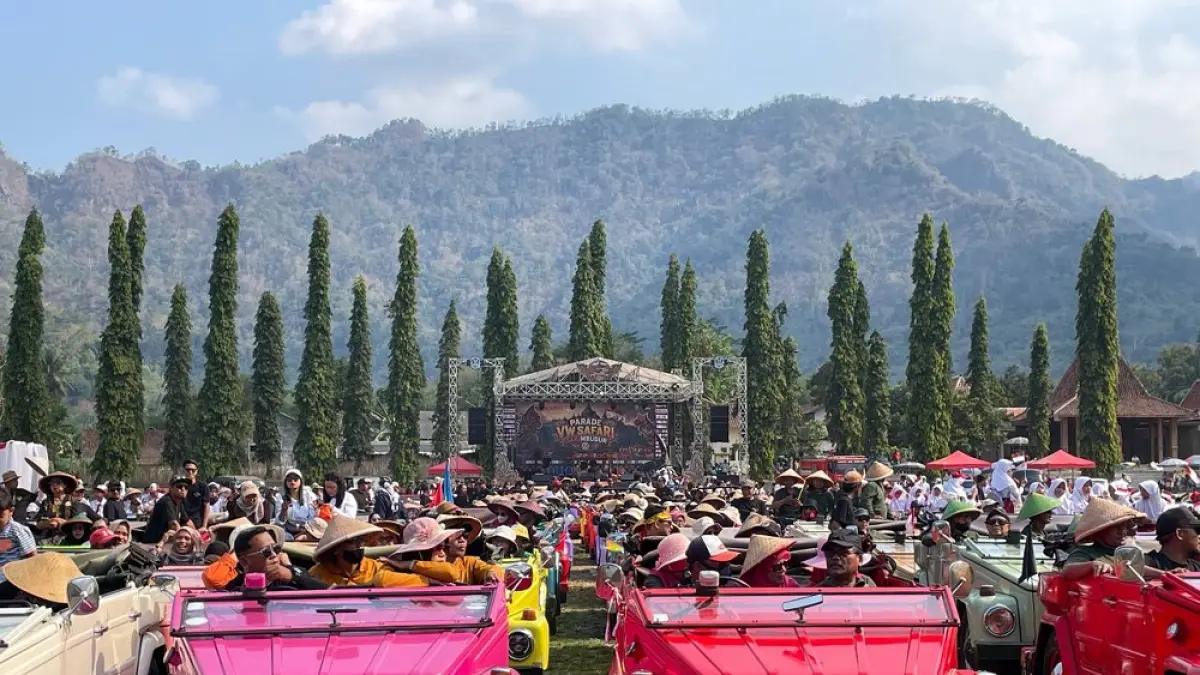 Mobil VW Safari mulai melaju di garis start saat dimulainya konvoi Parade VW Safari Borobudur di Lapangan Tuksongo, Magelang, Rabu, (26/8/2026). (DITA NURUL AZIZAH/JAWA POS RADAR MAGELANG)