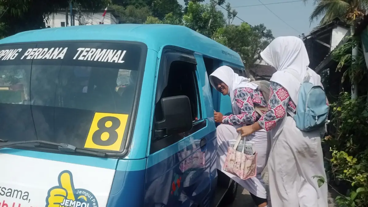 Para pelajar SMPN 11 Magelang menaiki angkot JEMPOL saat jam pulang sekolah. (DIAH ARDI SAPUTRI /JAWA POS RADAR MAGELANG)