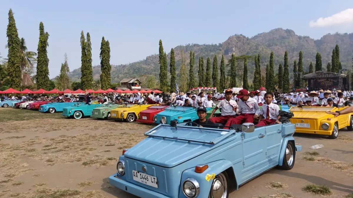 Parade VW Safari Borobudur di&nbsp;Lapangan Tuksongo Kecamatan Borobudur, Kabupaten Magelang yang melibatkan siswa SD, Rabu (26/8/2026).&nbsp; (ROFIK SYARIF/ JAWAPOS RADAR MAGELANG)