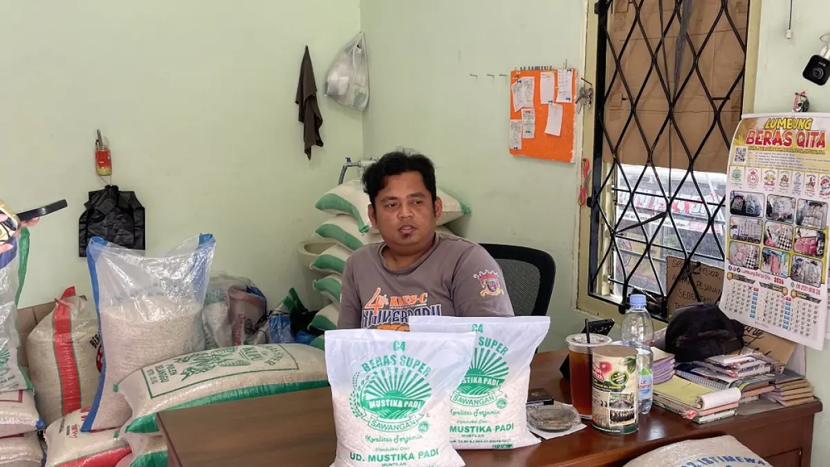 Penjualan beras di&nbsp;Toko Lumbung Beras Qita di Karet Selatan, Jurangombo Selatan, Magelang Selatan, Kamis (27/8/2026). (MARDIANA PUTRI KURNIAWAN/JAWA POS RADAR MAGELANG)