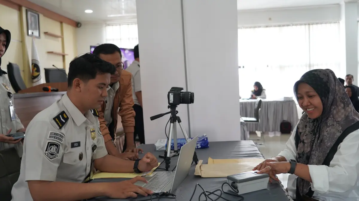 Petugas Imigrasi Wonosobo sedang melayani kepengurusan paspor bagi calon jemaah haji Kabupaten Temanggung di Kantor Kementerian Haji dan Umrah Kabupaten Temanggung pada Rabu-Kamis (26-27/8/2026). (Istimewa)