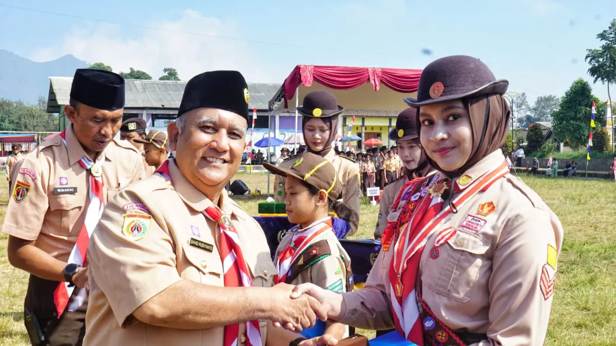 Plh Sekda Kabupaten Magelang David Rudianto memimpin Upacara Peringatan Hari Pramuka ke-65 di Lapangan Desa Ngablak, Kamis (27/8/2026).