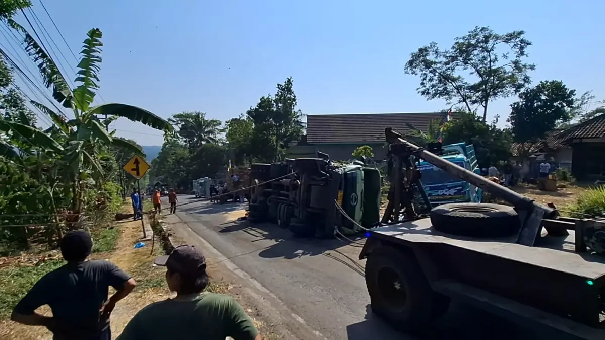 Proses evakuasi kendaraan yang melintang akibat lakalantas di Rujak Asem, Bejen, Kamis (27/8/2026). (Devi Khofifatur Rizqi/Jawa Pos Radar Magelang)