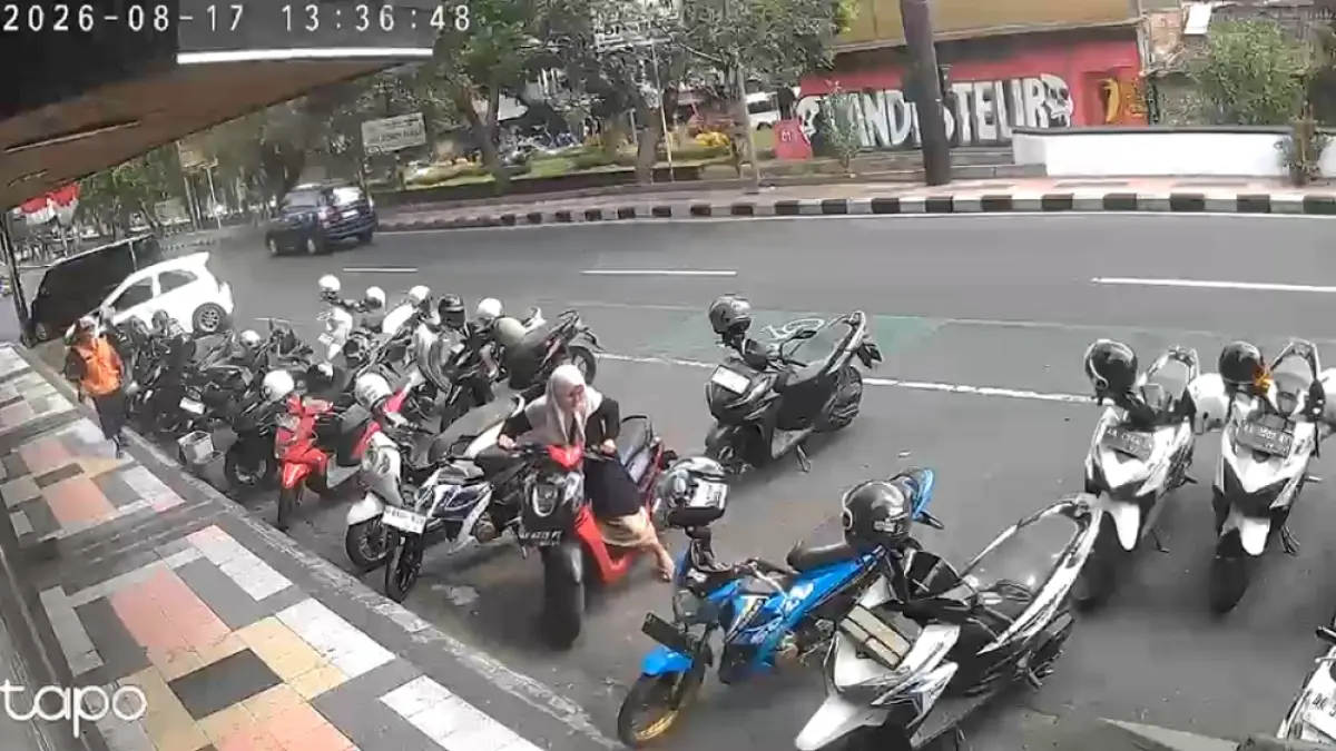 Rekaman CCTV saat tersangka AMN beraksi.

&nbsp;