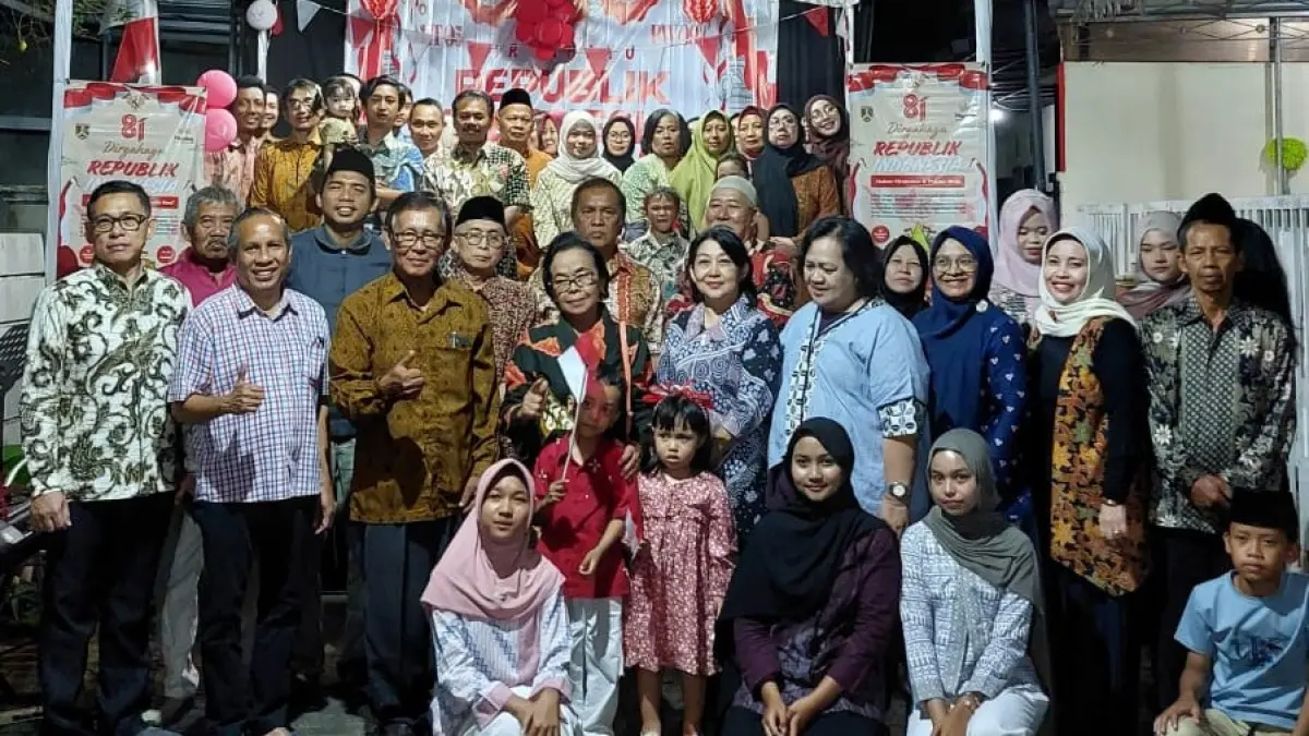 Segenap warga RT 05/RW 09, Kelurahan Kedungsari, Magelang Utara, berfoto bersama dengan pegawai BPJS Ketenagakerjaan. (Ist)