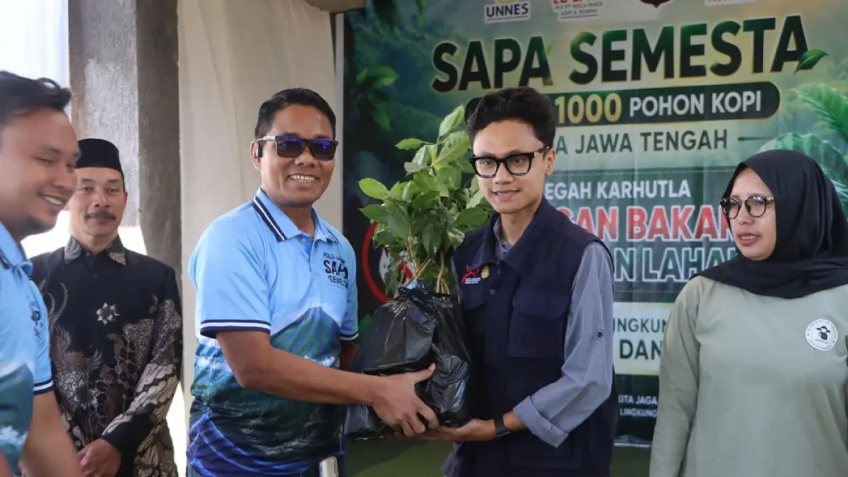 Direktur Intelkam Polda Jateng Kombes Pol Syahbuddin menyerahkan bibit pohon kopi untuk ditanam di lereng Gunung Sumbing.