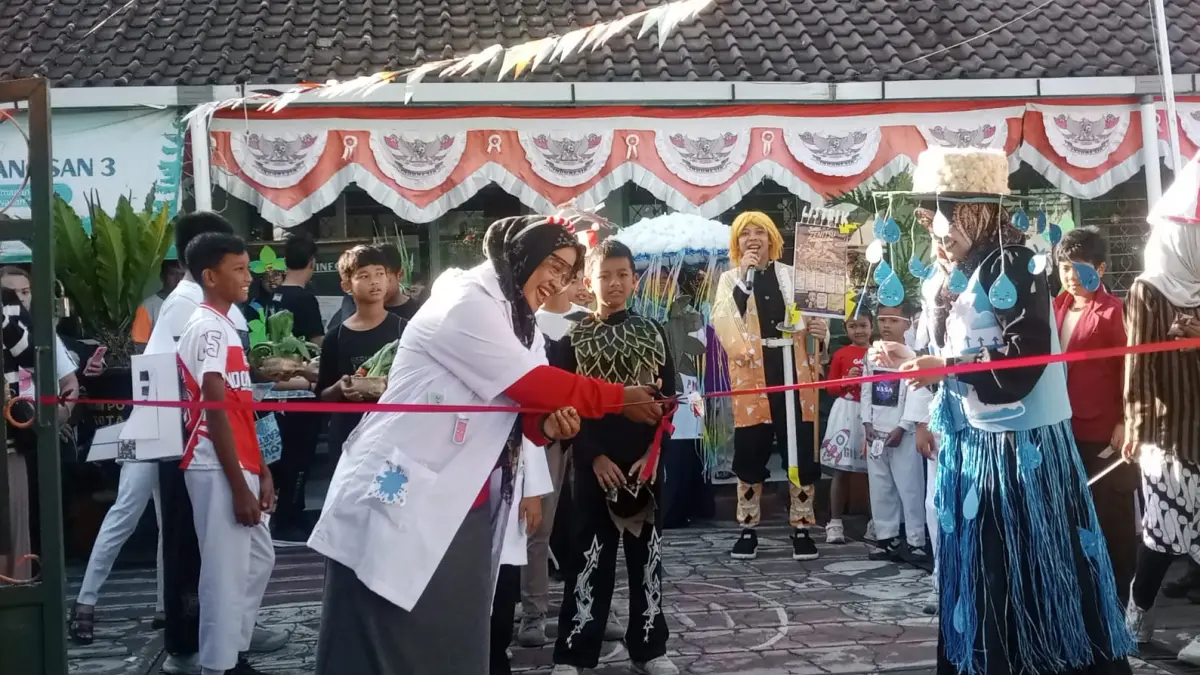 

Kepala SDN 3 Potrobangsan Widiastuti melepas peserta jalan sehat Sains Day dan HUT ke-81 Kemerdekaan RI. (DIAH ARDI SAPUTRI / JAWA POS RADAR MAGELANG)

&nbsp;