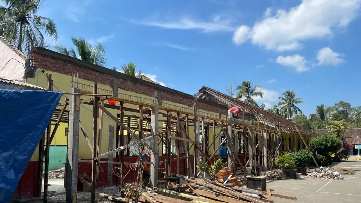 Kondisi bangunan SDN Sidorejo 1 Kecamatan Tegalrejo, Kabupaten Magelang&nbsp; yang sedang direvitalisasi. (DITA NURUL AZIZAH/JAWA POS RADAR MAGELANG)

&nbsp;