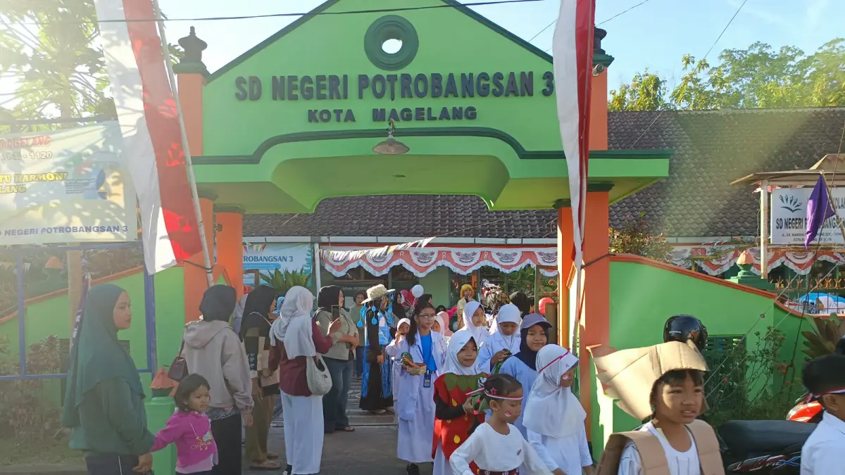 Para siswa SDN Potrobangsan 3 Kota Magelang mengenakan kostum sesuai kreativitasnya untuk memperingati&nbsp;Sains Day. Pun dengan para guru juga tampil dengan kostum cosplay.
