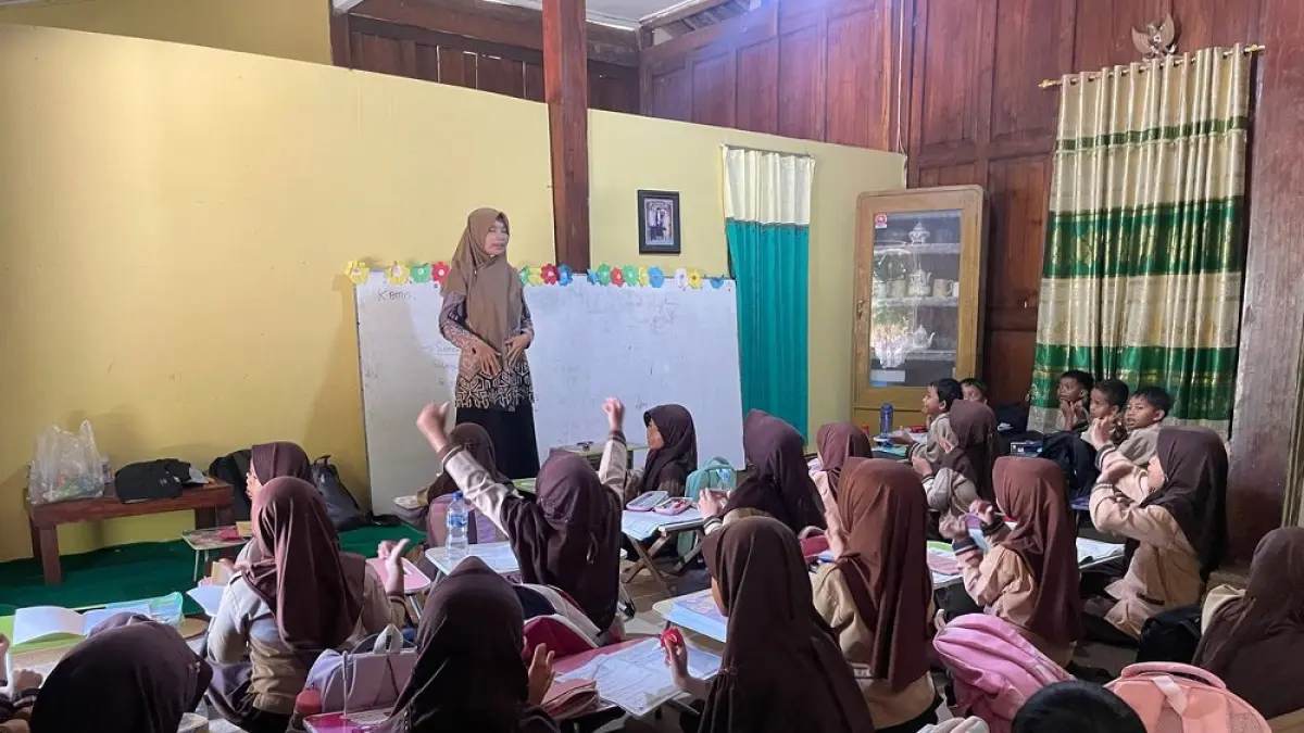 Puluhan siswa SDN Sidorejo 1 Kecamatan Tegalrejo, Kabupaten Magelang mengikuti kegiatan belajar mengajar di rumah warga di Dusun Surakan, Desa Sidorejo, Kecamatan Tegalrejo, Kabupaten Magelang, Jumat (28/8/2026). (DITA NURUL AZIZAH/JAWA POS RADAR MAGELANG)
