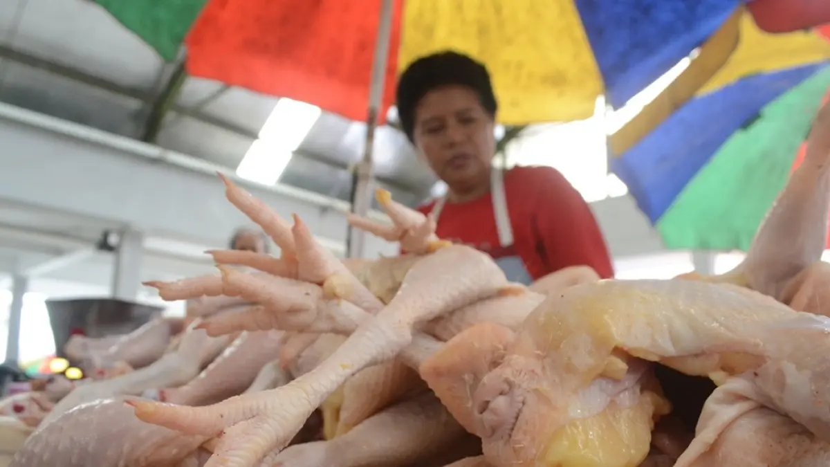 Tumpukan daging ayam potong di Pasar Rejowinangun.