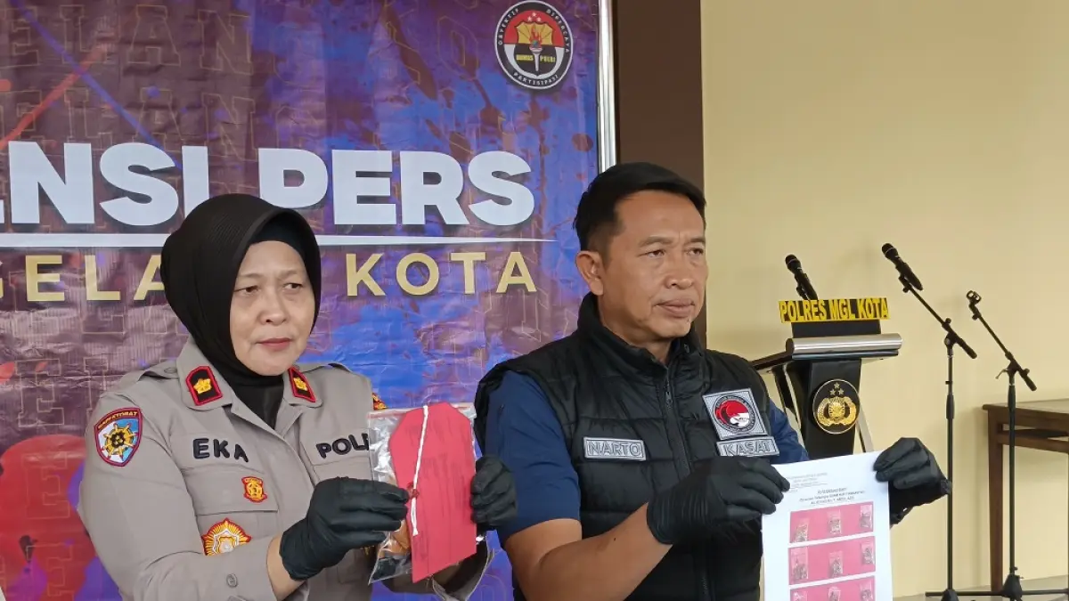 Wakapolres Magelang Kota Kompol Eka Yuniastuti dan Kasat Resnarkoba Iptu Narto menunjukkan barang bukti tembakau sintetis. (ROFIK SYARIF/ JAWA POS RADAR MAGELANG)