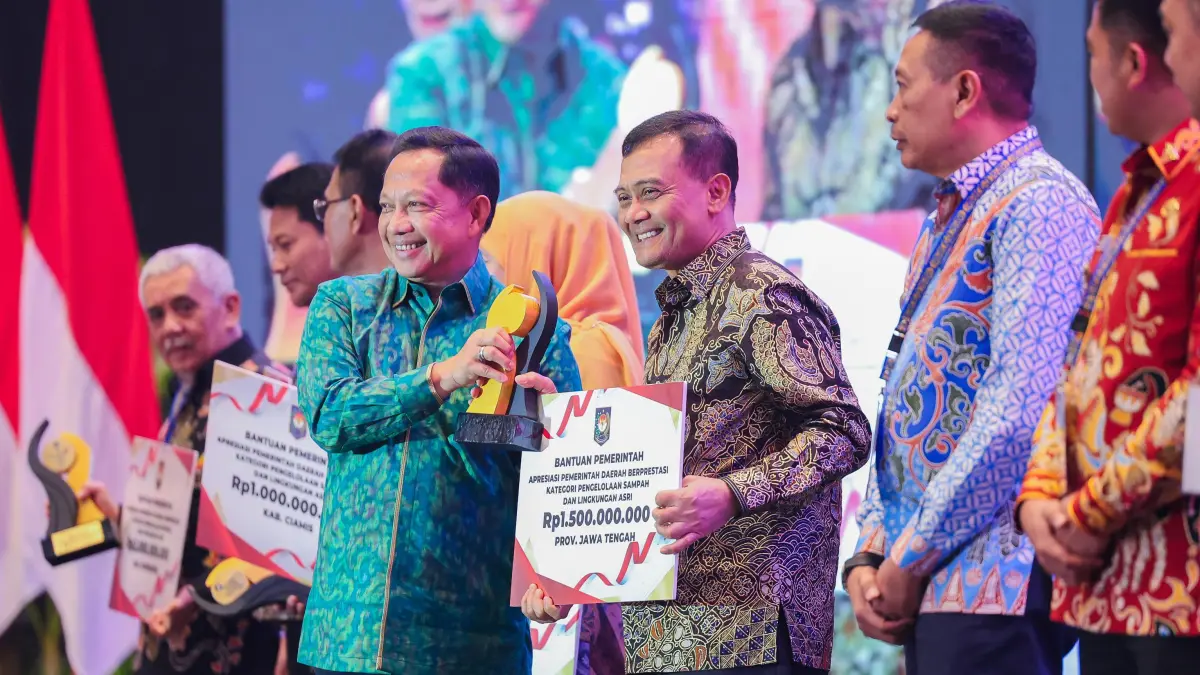 Gubernur Jawa Tengah, Ahmad Luthfi menerima penghargaan dari Menteri Tito Karnavian pada Malam Apresiasi Pemerintah Daerah Berprestasi Regional Jawa-Bali Batch II 2026 di Bali Nusa Dua Convention Center, Bali, Jumat (28/8/2026) malam. (Ismewa)