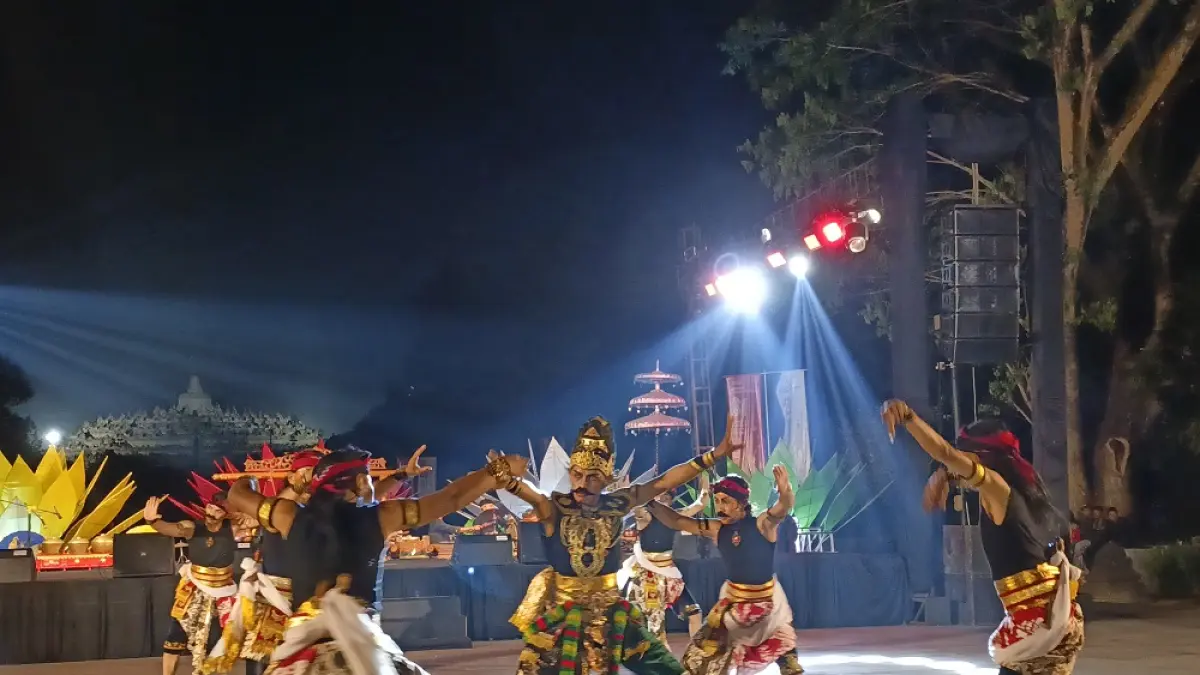 Panggung Borobudur Moon kembali hidup Sabtu malam (29/8/2026) dengan edisi khusus Ulambana, pertunjukan seni ini digelar tepat di pelataran Candi Borobudur. (ROFIK SYARIF/ JAWA POS RADAR MAGELANG)