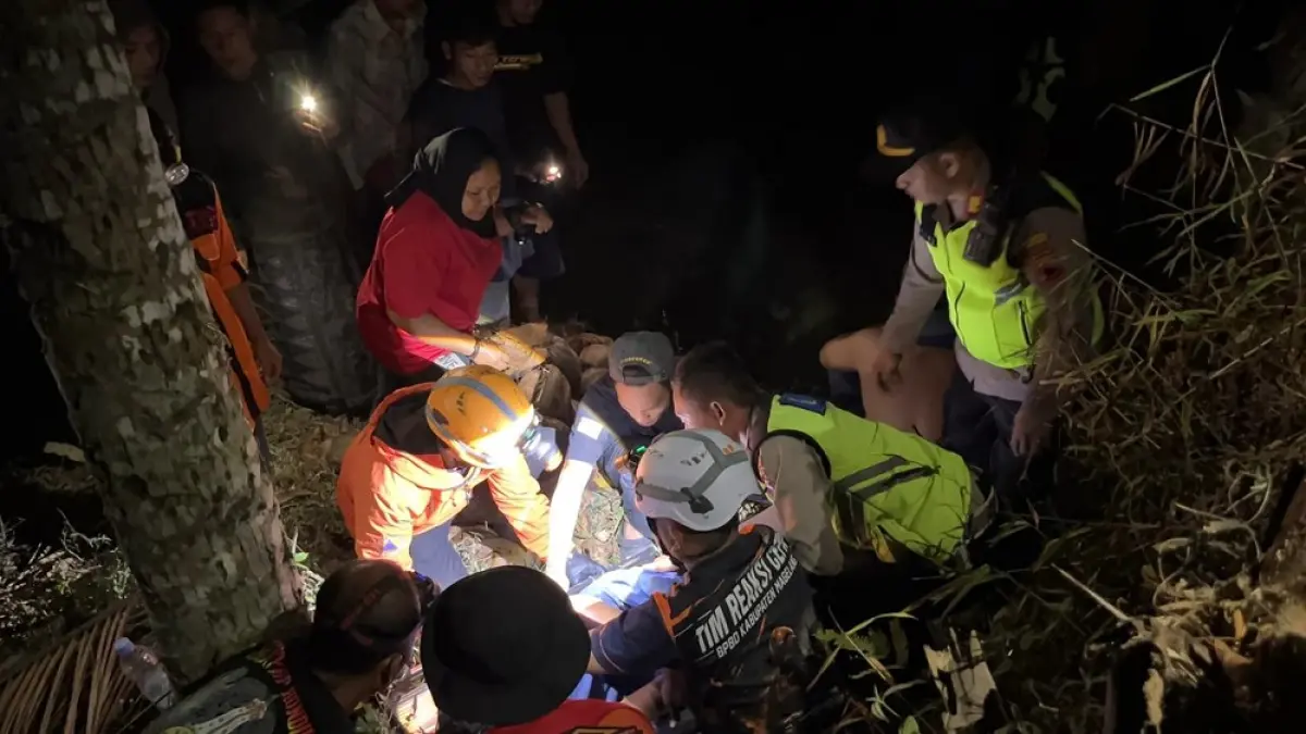 Petugas Satlantas bersama tim SAR dan relawan saat mengevakuasi penumpang truk yang terluka.