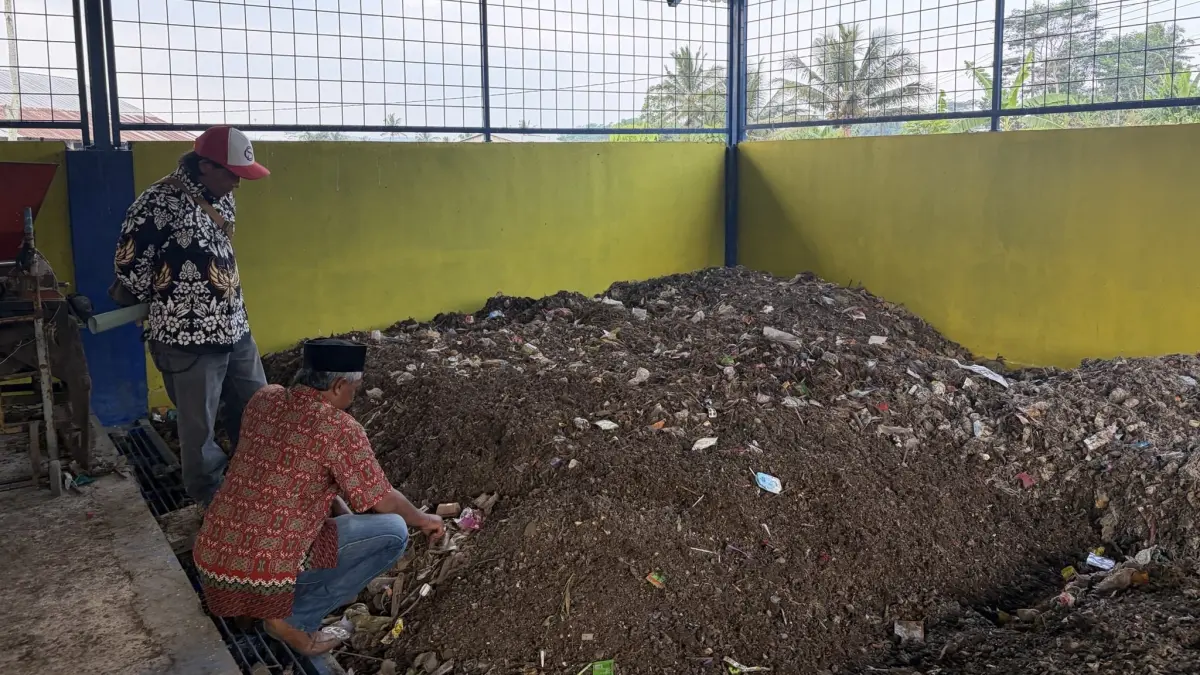 Kegiatan pengelolaan sampah di Desa Barang Kecamatan Jumo Temanggung. (Devi Khofifatur Rizqi/Jawa Pos Radar Magelang)

&nbsp;