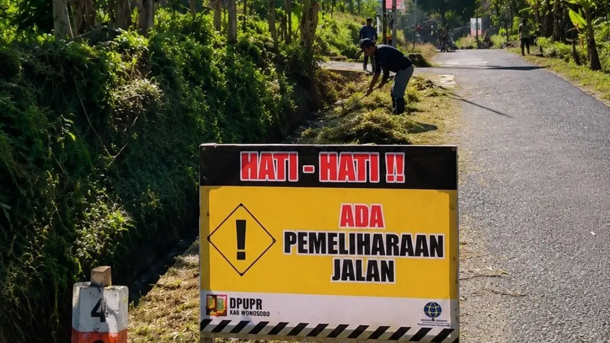 

Petugas membersihkan rumput di pinggir jalan sebagai bagian dari gerakan Go Babe. (Istimewa)

&nbsp;
