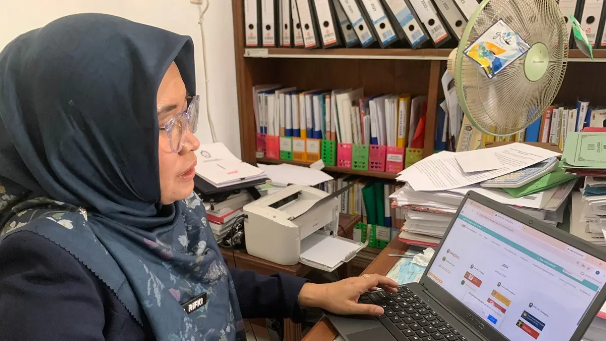 Seorang pegawai membuka aplikasi Sipokir di laptopnya. (Devi Khofifatur Rizqi/Jawa Pos Radar Magelang)