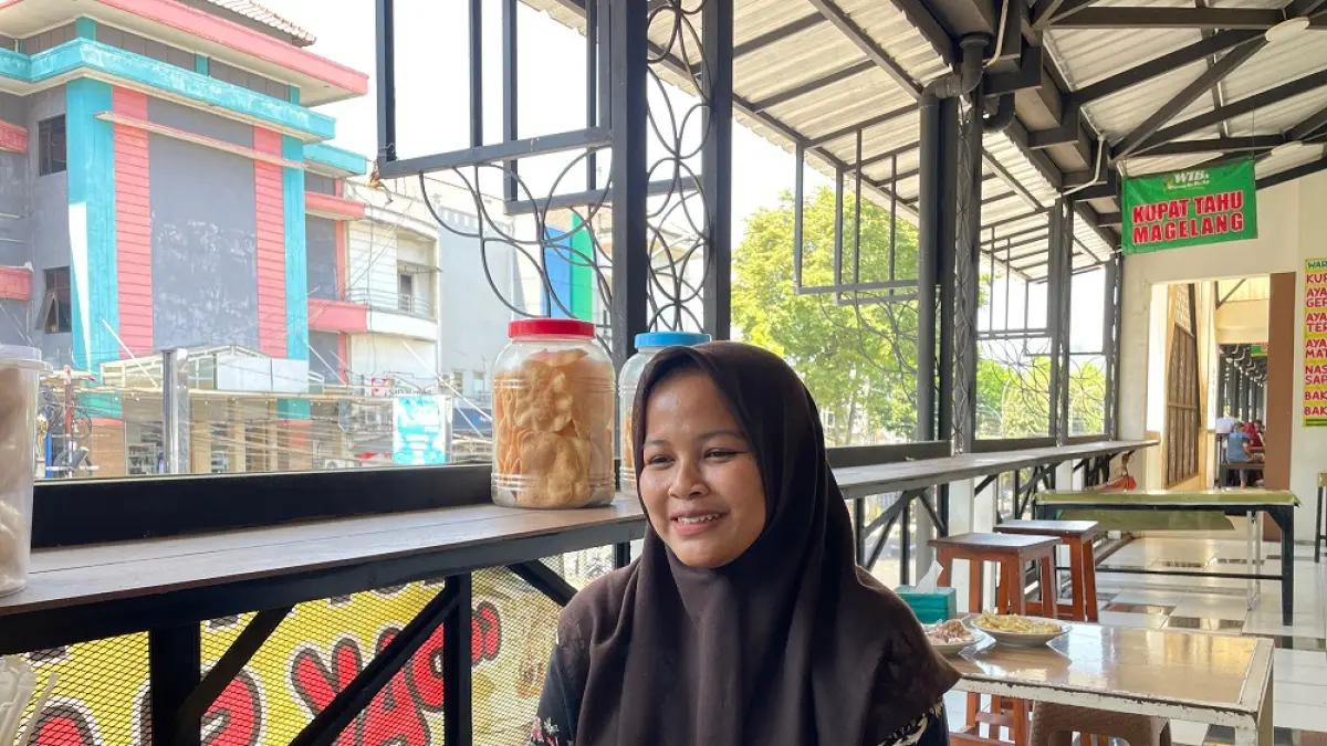 Aida Nur Safitri, pengelola Kupat Tahu Pak Slamet cabang kuliner Ngesengan Kota Magelang, Selasa (1/9/2026). (MARDIANA PUTRI KURNIAWAN/JAWA POS RADAR MAGELANG)