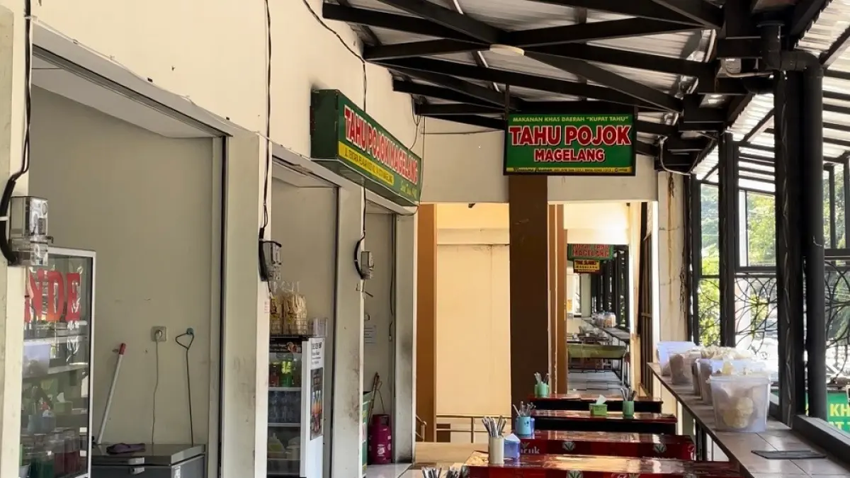 Deretan kios di Shelter kuliner Ngesengan Kota Magelang semakin sepi pembeli, Selasa (1/9/2026). (MARDIANA PUTRI KURNIAWAN/JAWA POS RADAR MAGELANG)