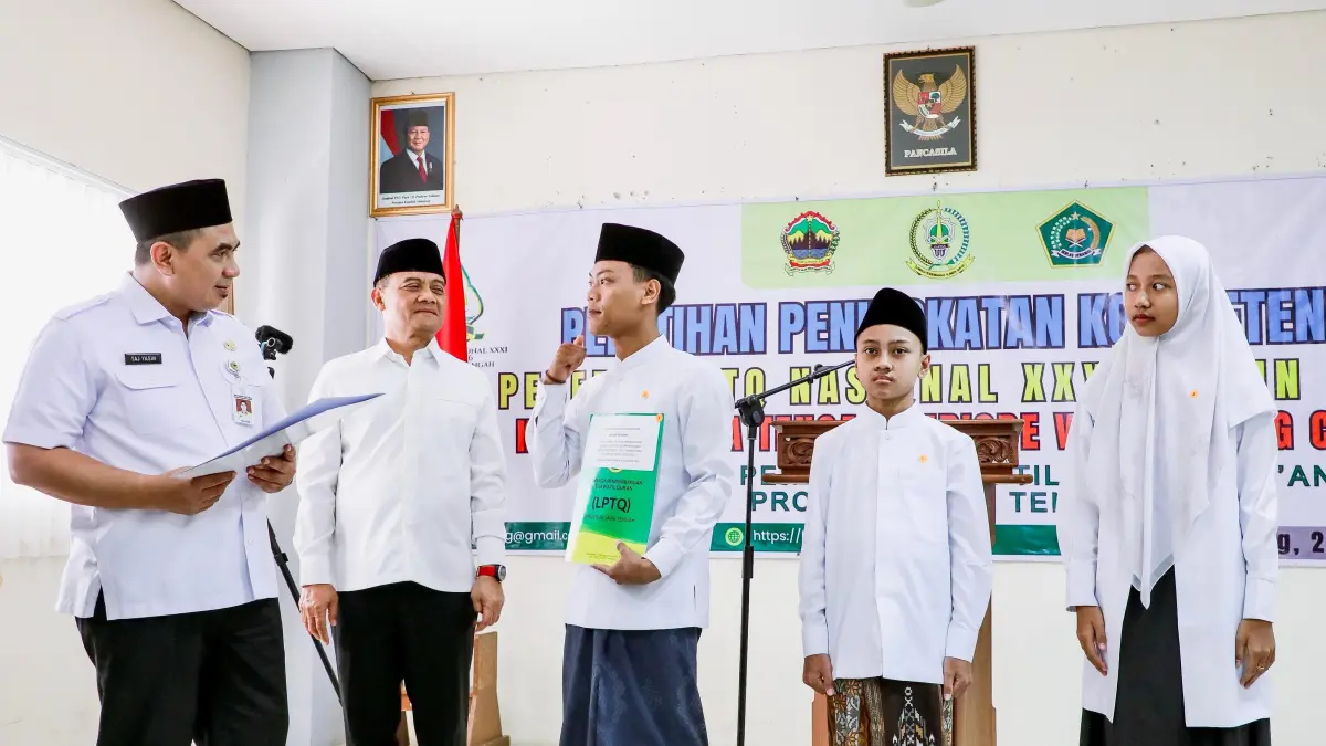 Gubernur Ahmad Luthfi dan Wagub Tak Yasin bersama peserta Pelatihan Peningkatan Kompetensi Calon Peserta MTQ Nasional XXXI di Asrama Haji Transit Manyaran, Kota Semarang, Rabu (2/9/2026). (Istimewa)