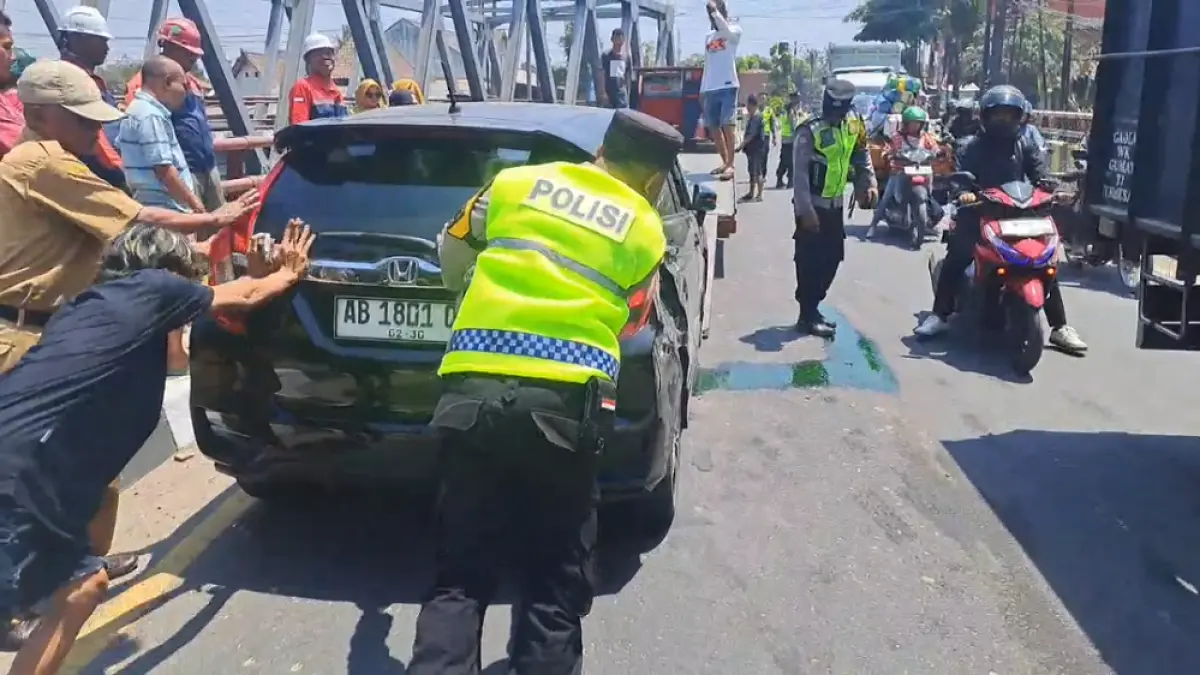 Mobil Honda Jazz bernopol AB 1801 QX mengalami kecelakaan di Jalan Magelang-Jogjakarta, tepatnya Jembatan Pabelan Muntilan, Kabupaten Magelang, Selasa (1/9/2026).&nbsp;