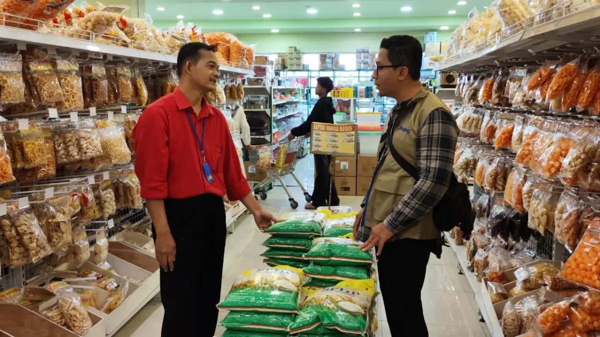 Pegawai Kantor Bulog Cabang Magelang melakukan pemantauan beras SPHP di toko ritel modern di Kota Magelang, Rabu (2/9/2026). (Istimewa)
