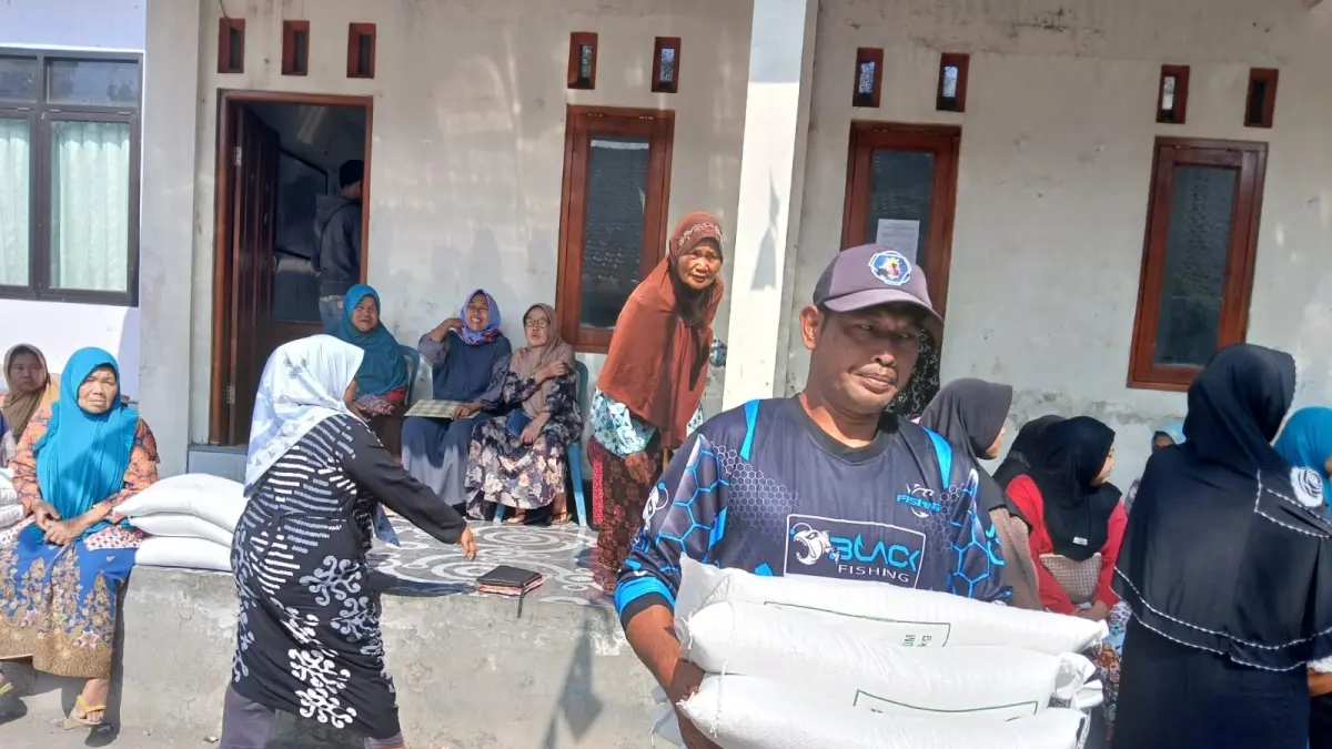 Penyaluran bantuan sosial pangan yang dilaksanakan di Desa Botoputih, Kecamatan Tembarak, Temanggung, Rabu (2/9/2026). (Devi Khofifatur Rizqi/Jawa Pos Radar Magelang)