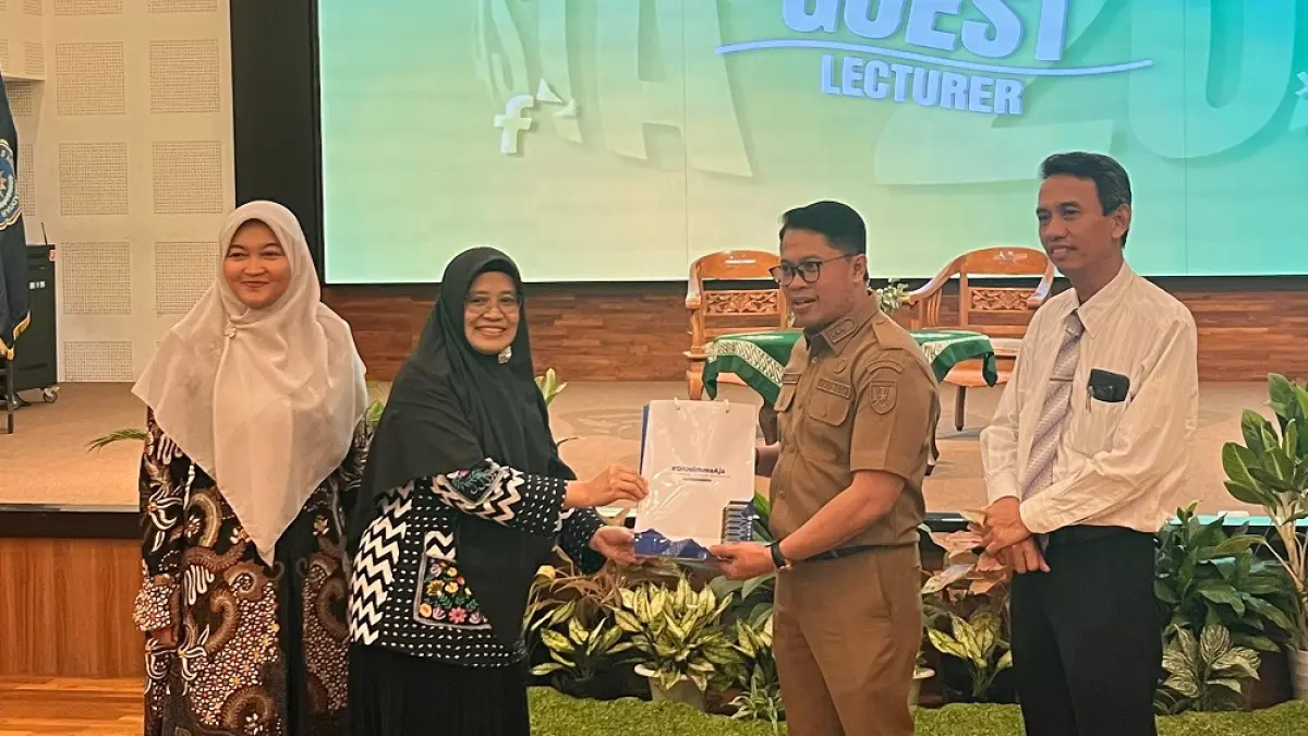 Rektor Unimma Dr. Lilik Andriyani, S.E., M.Si., CPA.menyerahkan cenderamata kepada Wali Kota Magelang Damar Prasetyono. (Putri Nasywa Khairunisa/Jawa Pos Radar Magelang)