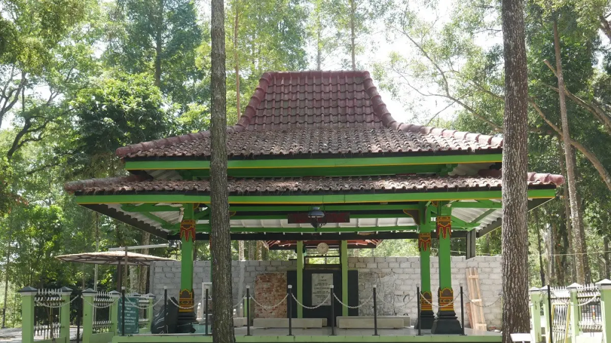 Suasana renovasi pembangunan Makam Kyai Langgeng, Magelang (1/9/2026) (DIAH ARDI SAPUTRI/JAWA POS RADAR MAGELANG)