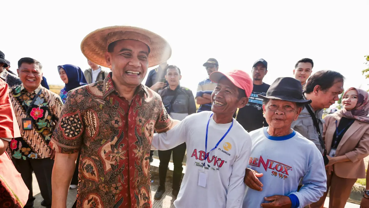 Gubernur Ahmad Luthfi  berdialog dengan kelompok tani usai panen raya padi di Desa Kedungbanjar, Kecamatan Taman, Kabupaten Pemalang, Kamis (3/9/ 2026.)