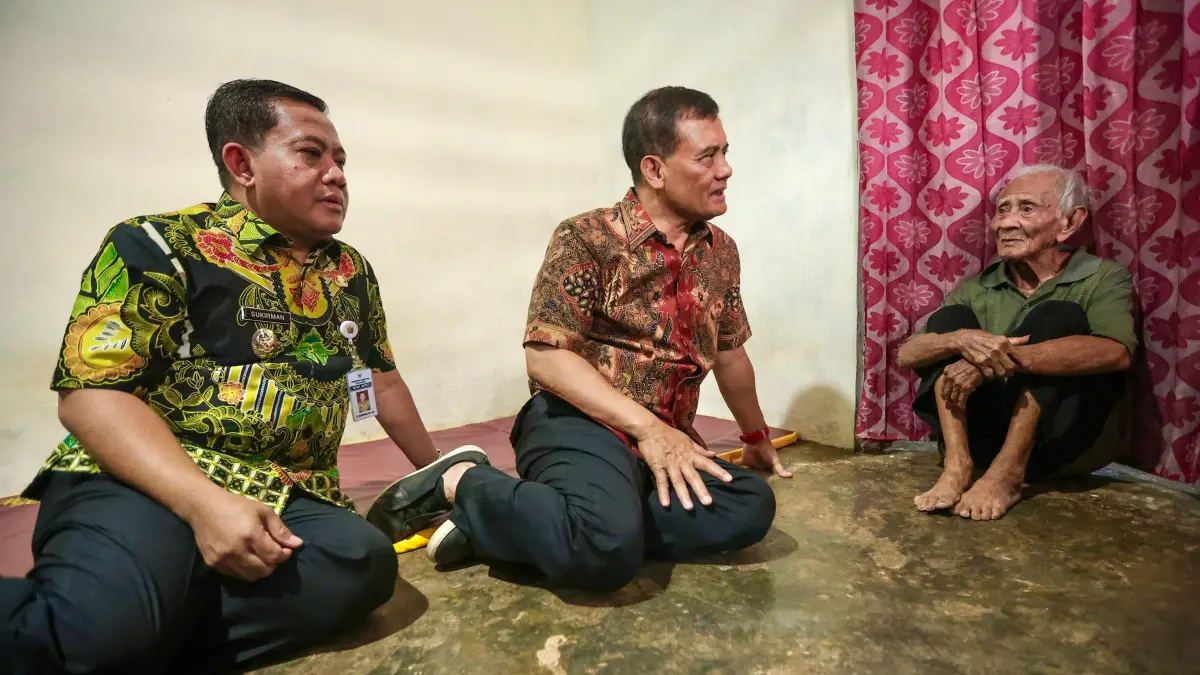 Gubernur Ahmad Luthfi bersama Plt Bupati Pekalongan Sukirman mengunjungi rumah Darmi dan suaminya Dayat di Desa Kayugerritan, Karanganyar, Kabupaten Pekalongan, Kamis (3/9/2026).