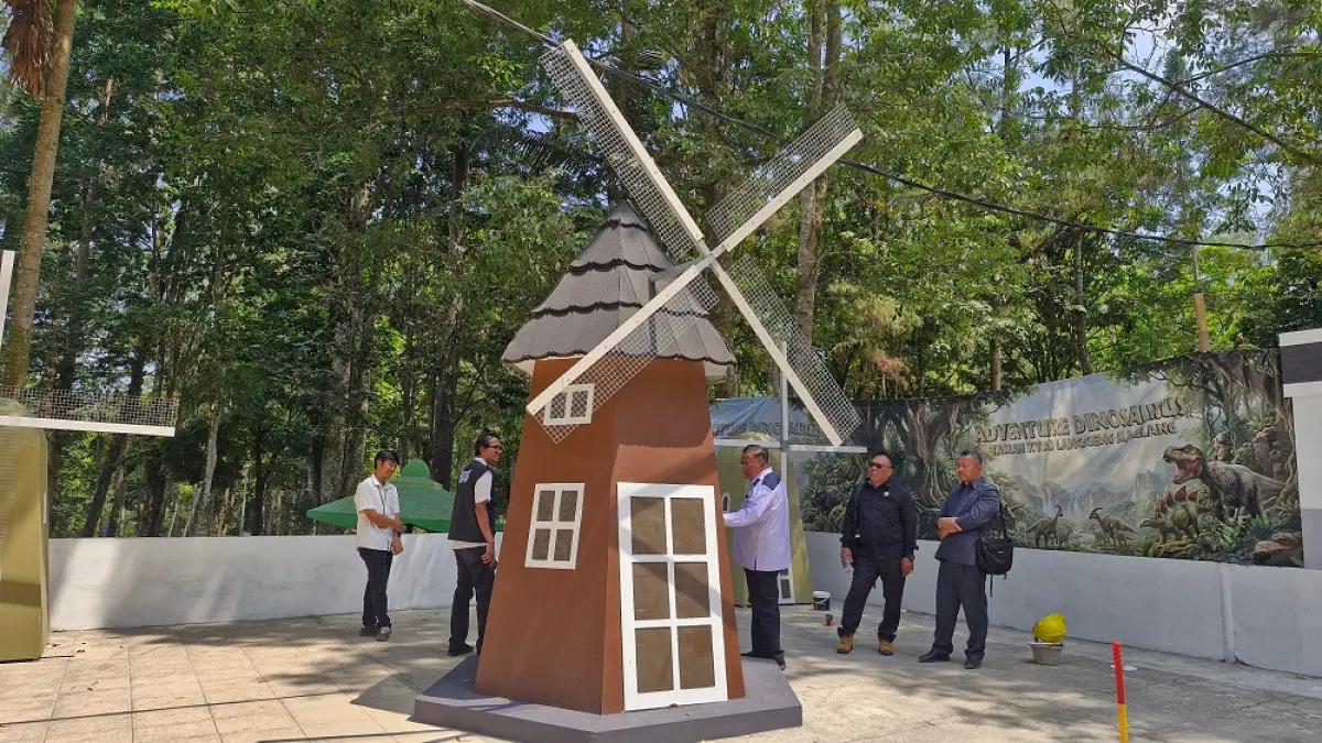 Anggota Komisi B DPRD Kota Magelang melihat progres pembangunan fasilitas Taman Kyai Langgeng dari penyertaan modal Rp 2,5 miliar, Rabu (2/9/2026). (PUPUT PUSPITASARI/JAWA POS RADAR MAGELANG)