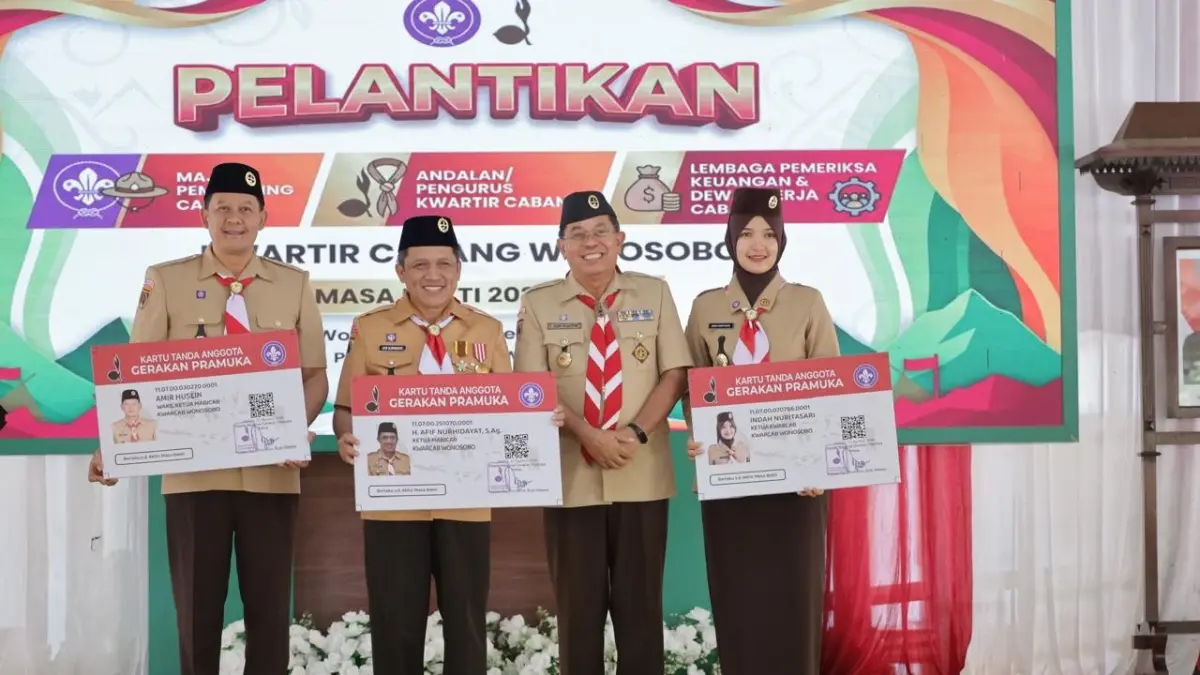 Indah Nuritasari (kanan) dilantik sebagai Ketua Kwarcab Wonosobo periode 2026-2031. (Istimew)