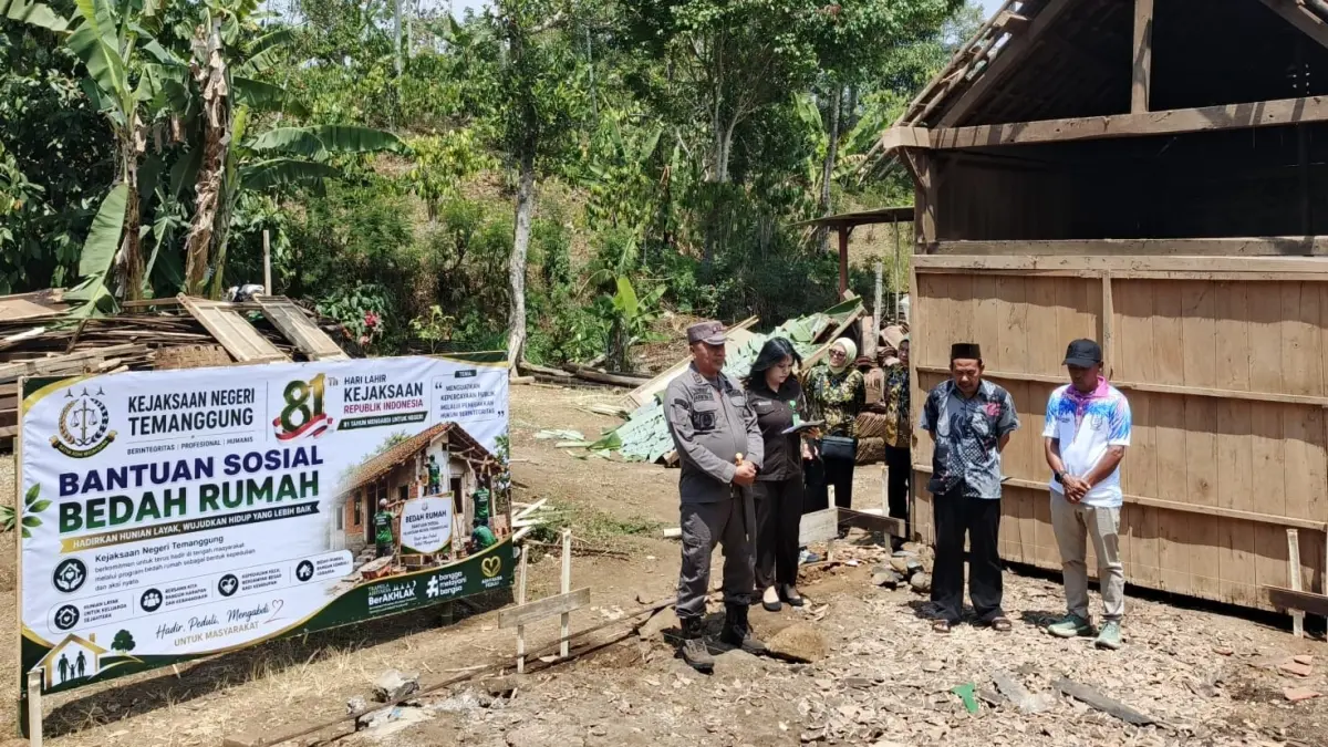 Kejari Temanggung mengadakan bedah rumah milik Trimah di Dusun Ngadiroso, Desa Wonokerso, Kecamatan Pringsurat, Kamis (3/9/2026). (Istimewa)