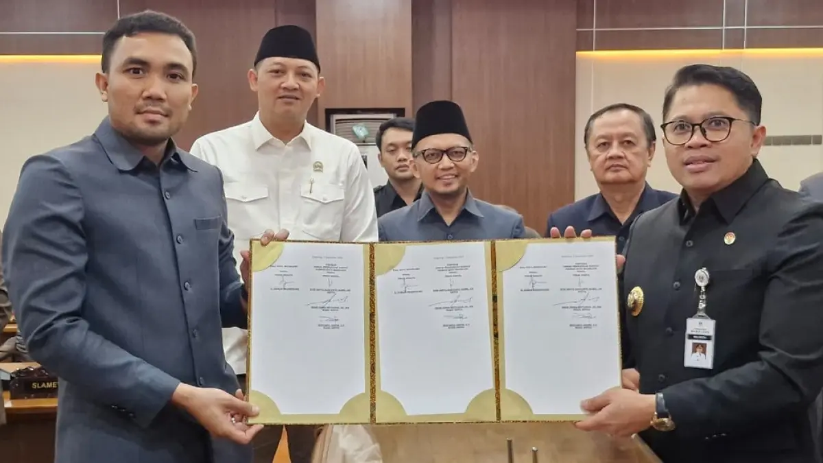 Ketua DPRD Kota Magelang Evin Septa Haryanto Kamil dan Wali Kota Magelang Damar Prasetyono menunjukkan persetujuan Raperda Perubahan APBD 2026. (PUPUT PUSPITASARI/JAWA POS RADAR MAGELANG)