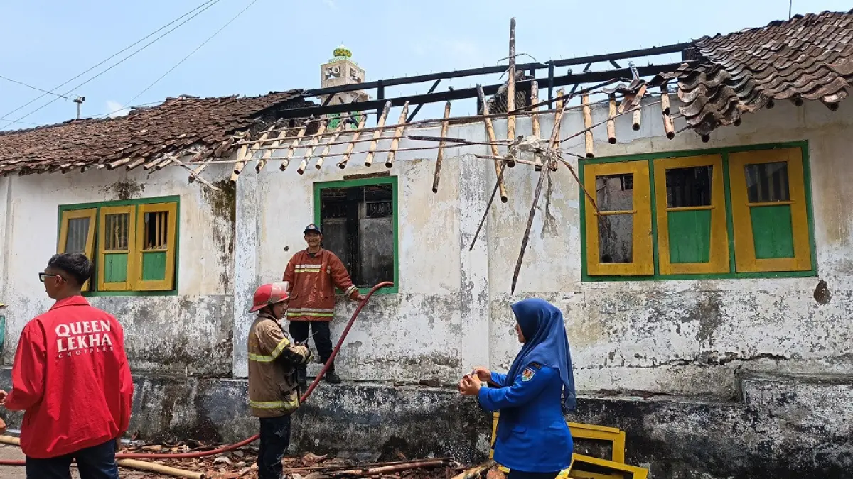 Petugas Damkar Kota Magelang melakukan pendinginan di rumah yang terbakar, Kamis (3/9/2026). (ROFIK SYARIF/ JAWA POS RADAR MAGELANG)