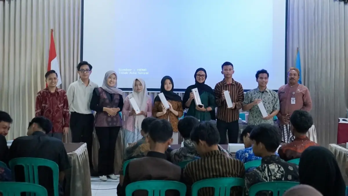 Sesi foto bersama siswa pemenang challenge acara tim pengabdian dosen Universitas Tidar (Untidar) di SMAN 1 Bandongan, Kabupaten Magelang, Kamis (3/9/2026). (Dok Tim Pengabdian Untidar)