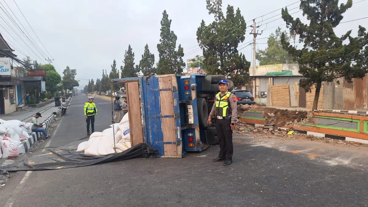 Truk bernopol R 9719 AT terguling di simpang empat kawasan kelenteng, Kampung Tosari, Jaraksari, Jumat (4/9/2026) pagi.  (Istimewa)