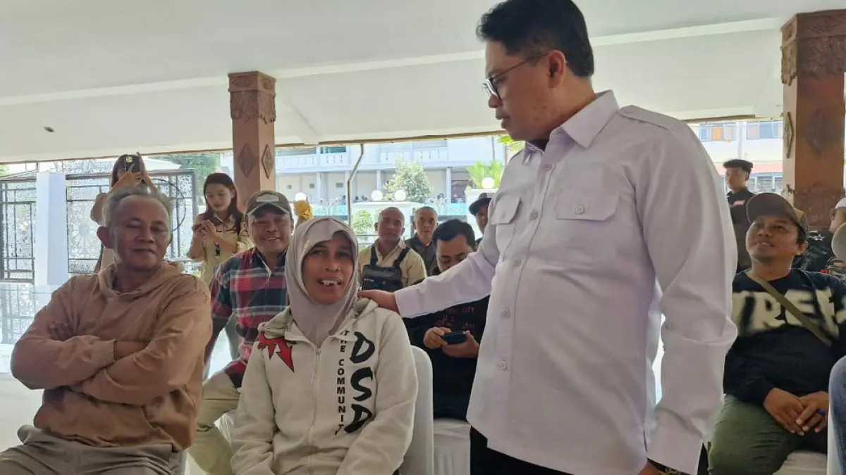 Wali Kota Magelang Damar Prasetyono berbincang dengan para juru parkir saat&nbsp;acara pembinaan di Pendopo Pengabdian, Kamis (3/9/2026). (PUPUT PUSPITASARI/JAWA POS RADAR MAGELANG)