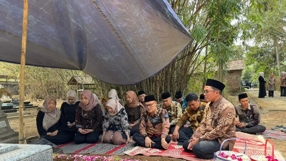 Ziarah ke makam mantan Direktur Utama Bank Bapas 69 menjelang HUT ke-57. (Istimewa)