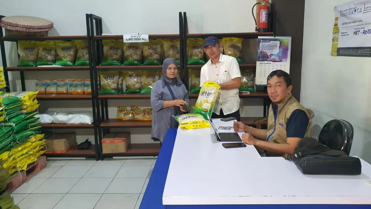 Bulog Magelang mengecek ketersediaan dan harga beras SPHP di Muntilan, Kabupaten Magelang, Sabtu (5/9/2026). (Istimewa)