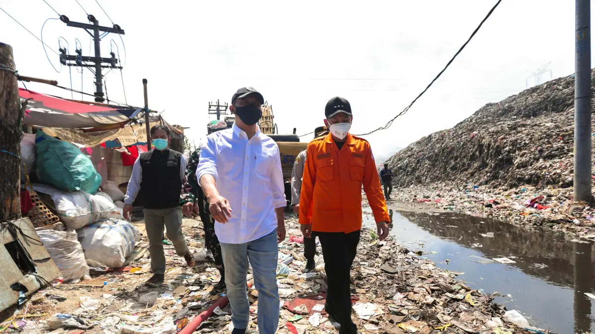 Gubernur Ahmad Luthfi Sabtu (5/9/2026) meninjau TPA Putri Cempo Mojosongo, Solo yang terbakar sejak sejak Selasa (1/9/2026). ( Istimewa)