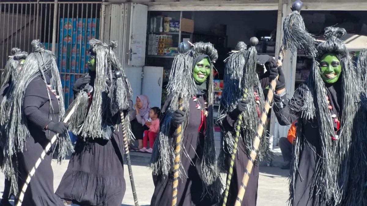 Sejumlah emak-emak berdandan Mak Lampir untuk memeriahkan acara Gelar Budaya Desa Banyubiru di Kabupaten Magelang. (PUPUT PUSPITASARI/JAWA POS RADAR MAGELANG)