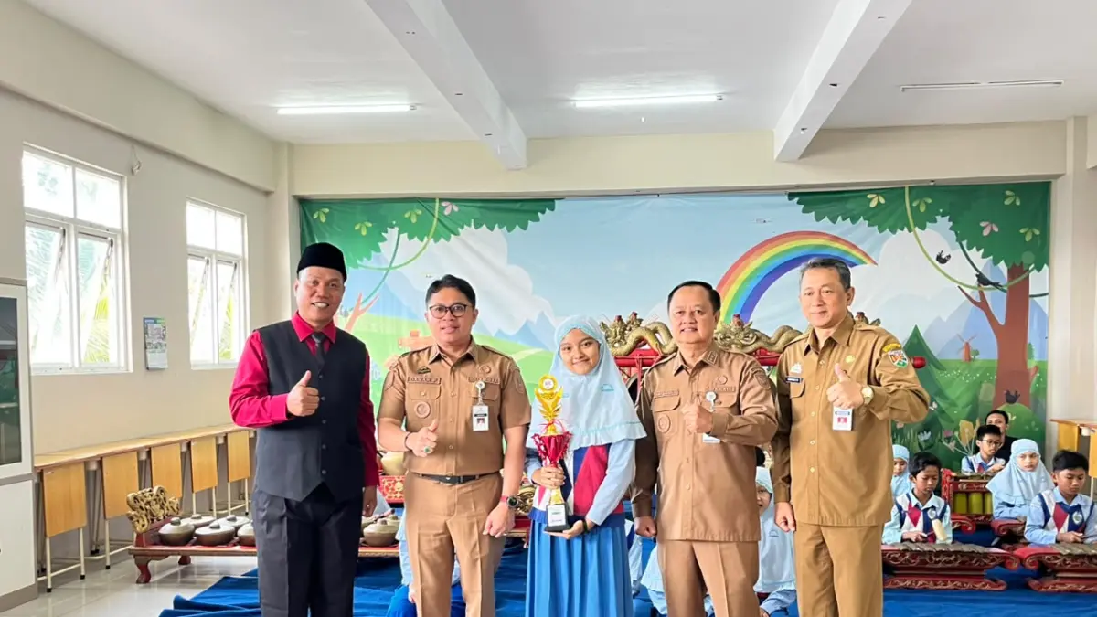 Shayna Mikaela Adenaya bersama Wali Kota Magelang H. Damar Prasetyono, Wakil Wali Kota Magelang dr. Sri Harso, Kepala Dinas Pendidikan dan Kebudayaan Kota Magelang Nurwiyono Slamet Nugroho, S.Pd., M.Pd dan Kepala SD Mutual 2 periode 2019-2023 dan 2023-2026 Mustaqim, S.PdI, M.Pd.