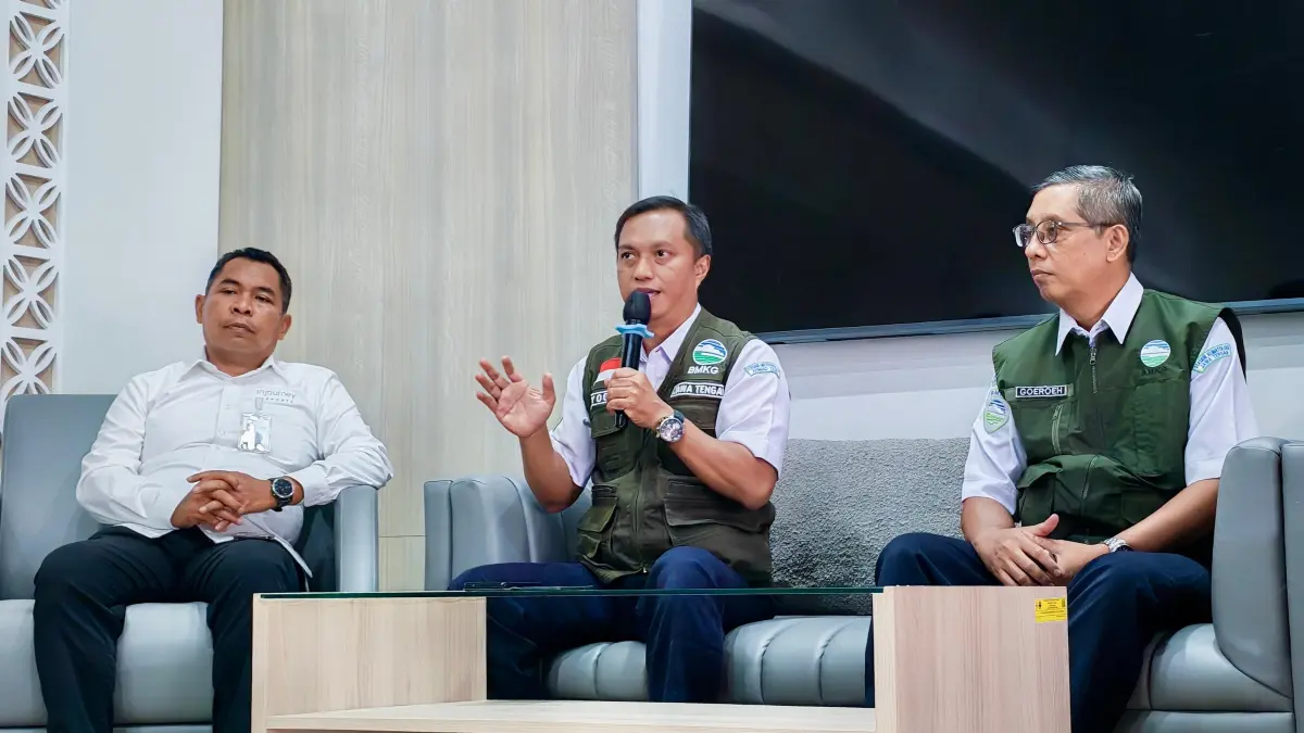 Kepala Stasiun Meteorologi Ahmad Yani Semarang, Yoga Sambodo (tengah) dalam rilis media di Kantor Gubernur Jateng, Senin (7/9/2026). 